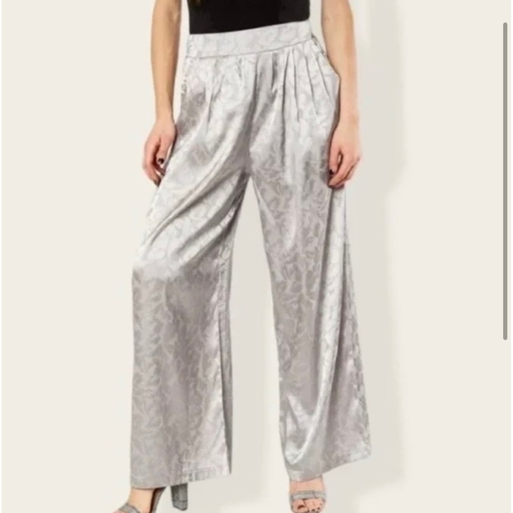 Buckle gimmicks silk pants